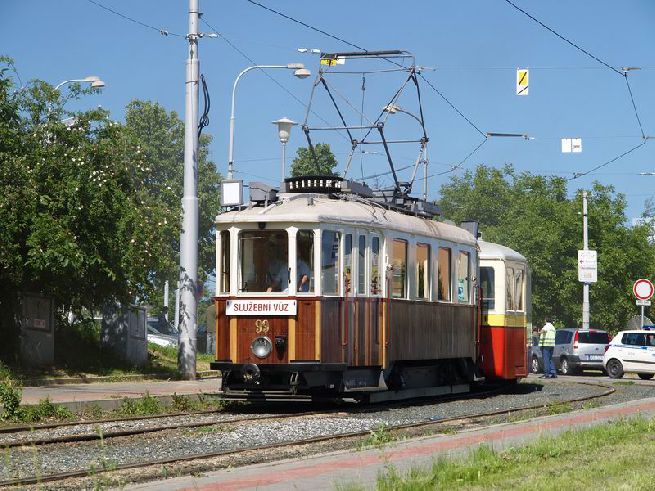 Motorový vůz č. 99 + vlek č. 263. Foto © Martin Šiler.