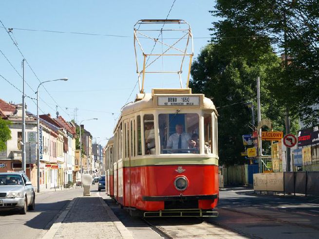 Souprava »plecháče« motorový vůz č. 126 + vlek č. 301. Foto © Martin Šiler.