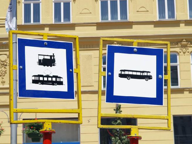 Zastávkové stojany na Náměstí Svobody. Foto © Martin Šiler.