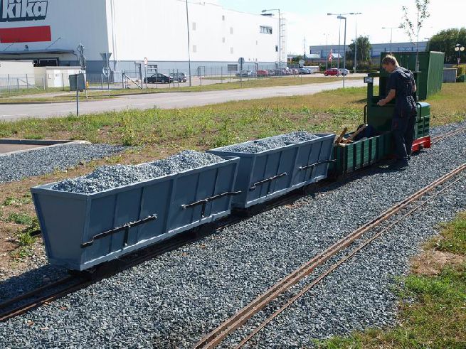 Pracovní vlak s naloženými vozy je připraven k odjezdu. Foto 15. 9. 2011 © Roman Šiler.