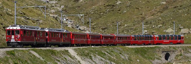 Rychlík RhB na trati St. Moritz – Tirano na vrcholovém úseku (n. m. 2300 m) v průsmyku Bernina za stanicí Ospizio Bernina. Foto 3. 6. 2005 © Roman Šiler.