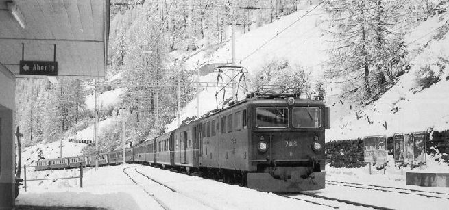 Vlak se strojem č. 706 vjíždí do stanice Bergün.