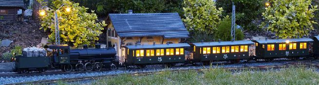 Parní vlak RhB ve stanici »Susch«. Foto 15. 5. 2006.