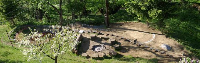 Celkový pohled na kolejiště. Je to pohled směrem na sever ze střechy chalupy, orientace je tedy doprava – východ, doleva – západ. Celkové rozměry kolejiště jsou přibližně 6 x 18 metrů a v současné době je instalováno cca 60 metrů kolejí a 12 výhybek. Foto 1. 5. 2007.