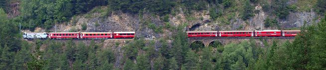 Osobní vlak za Landwasser viaduktem (zavazadlový vůz je 7. v pořadí) dne 4. 9. 2012 © Roman Šiler.