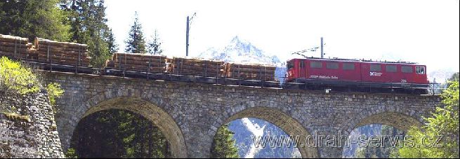 Nákladní vlak stoupá pod průsmyk Albula. Foto 26. 5. 2006 © Roman Šiler.