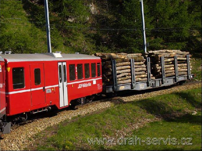 Vůz se dřevem na konci osobního vlaku sjíždí do Tirana. Foto © Roman Šiler.