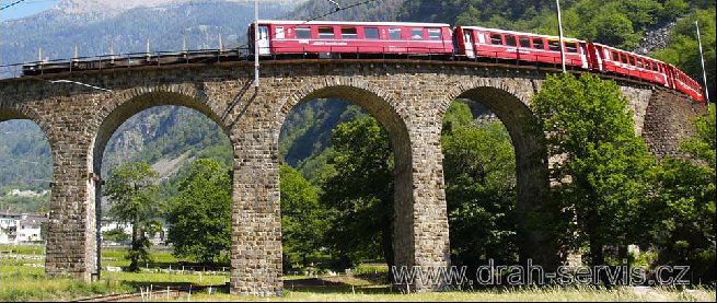 Prázdné vagony jsou vyváženy přes Brusio na Berninu. Foto 3. 6. 2005 © Roman Šiler.