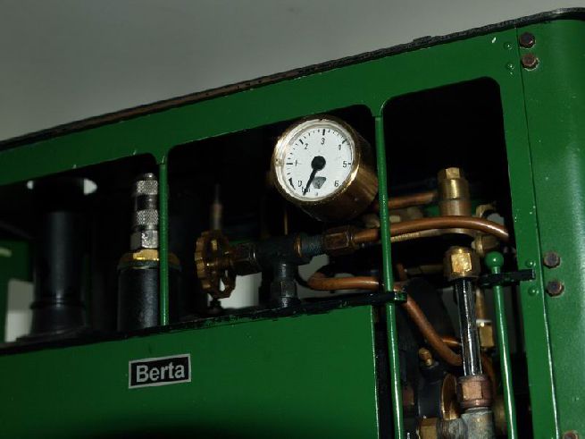 Současný manometr Regner na parní tramavjové lokomotivě.