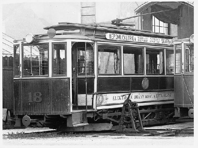 Výřez předchozího snímku vozovny na Cukrovarské.