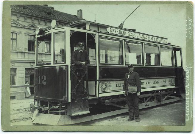 Unikátní snímky motorových vozů evid. č. 5 a 12. Jde o originální pozitivní kopie negativů atelieru Č. Hrbka v Plzni. Jsou nejen vynikajícím (a u vozu evid. č. 12 nenahraditelným) informačním zdrojem, ale i cenným  dokumentem oboru fotografie. Pozitivy jsou podlepeny tvrdým kartonem s ozdobným potiskem na zadní straně a byly pořízeny pravděpodobně v prvním roce provozu na konečné v Borech (evid. č. 5) a ve Škvrňanech (č. 12). Na snímcích jsou dobře patrny rozdíly ve vozových skříních obou vozů – rozdílná linie horní hrany oken a „dveřních“ otvorů na plošinách, ozdobná lišta nad čelními okny (č. 5), provedení rohových konzol vstupů, dimenze nástřešku a jeho čelního okénka, postřehnutelná jsou rámová (č. 5) a bezrámová (č. 12) vnější okna přepážky. Podle snímku vozu č. 12 bylo možno odvodit barevné provedení ozdobných linek, rekonstruovat tvar rohových zdobných ornamentů a zejména svým rozměrem a provedením ojedinělý ornament na bočnici vedle nápisu »ELEKTRICKÉ DRÁHY KRÁL. MĚSTA PLZNĚ«. Velikost originálů fotografií (plocha kartónů) – 15,8 × 10,8 cm.