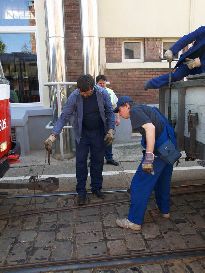 Spřahování vozu č. 1 a posunovací T3. Foto © Martin Šiler.