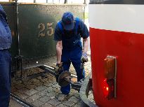 Spřahování vozu č. 25 a posunovací T3. Foto © Martin Šiler.