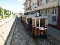 Motorový vůz č. 99 a vlek č. 263. Foto © Martin Šiler.