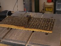 Dělení na okružní pile Böhler.