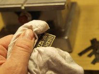 Závěrečné čistění štítku.