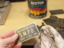 Hotový štítek po dočistění.