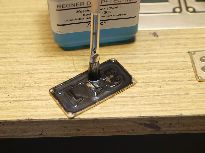 Nanesení černicí kapaliny na štítek evidenčního čísla bez ochranné emulze.