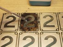 Postupné černání ploch.