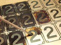 Nečernající mastná místa je nutno opakovaně třít štětcem.