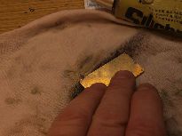 Látka musí být napnutá, na štítek je nutno tlačit silou.