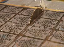 Kotouč pily se tře celou plochou – mázání je nutností.