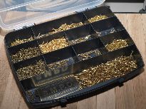 Zásobník s mosaznými vruty.