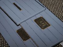 Štítky na bočnicích nákladního vozu.