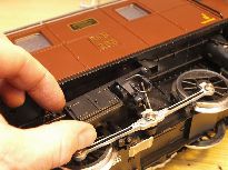 Odejmutí modelu přístrojové skříně na rámu lokomotivy.