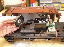 Dodaný reproduktor přesně lícuje s vybráním ve výlisku.