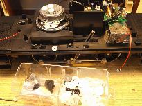 Reproduktor přichytíme vruty přes plastové podložky.