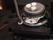 K dispozici jsou zdířky pro 4 vruty.