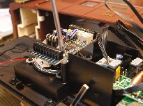 Připevnění dekodéru vrutem na příhodné místo.