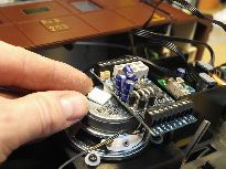 Na reproduktoru použijeme oboustrannou lepicí pásku.