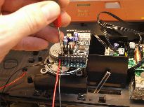 Postupné upevnění kabelů ze svazku zásuvky.