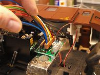 Konektor zasuneme do základní desky lokomotivy.