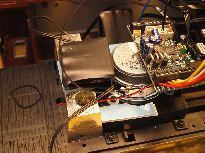 Umístění komponentů pomocí oboustranné pásky.