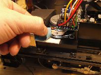 Po umístění pásky na místo strhneme druhou fólii.