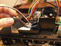 Přilepení dílu zdroje na oboustrannou pásku.