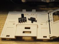 Mohutný vypínač z balení kondenzátorového zdroje a náhradní přišroubovatelná varianta.