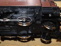 Při položení uvidíme montážní vruty karoserie.