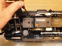 Odšroubování vrutů karoserie.