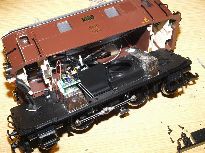 Karoserie odklopená bokem.