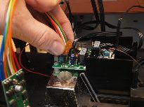 Zasunutí konektoru dekodéru.