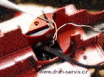 vytažení konektorů napájení kouřového generátoru