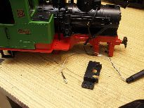 uvolněný kryt přívodu do šoupátkových komor