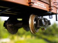 Pokovená kola Aristo Craft (USA) se v provozu loupou.