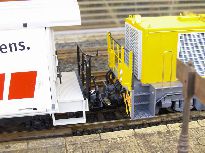 Na spřáhle lokomotivy můžeme vidět přidanou mosaznou destičku na háku.