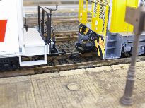 Sklopený hák lokomotivy po zadání povelu na rozpřažení.