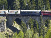Vůz GOURMINO ve smíšeném vlaku na albulské rampě. Foto 26. 5. 2006 © Roman Šiler.